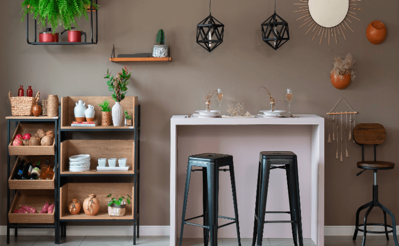 decoração varanda pequena com balcão, banquetas e diversos itens decorativos