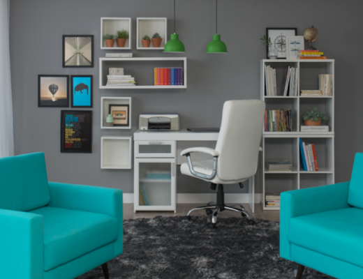 home office na sala com poltronas, escrivaninha, cadeira de escritório e estante, além de quadros decorativos