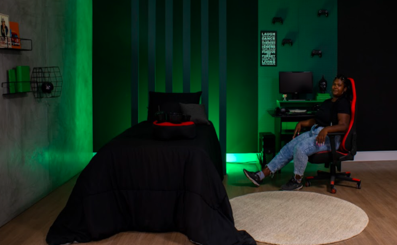 acessórios para quarto gamer com cama, tapete, cadeira, escrivaninha e iluminação verde