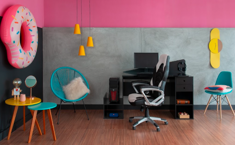 cadeira gamer, escrivaninha, mesa de apoio e estante para livros para compor o quarto gamer
