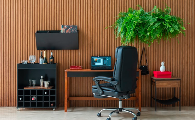 cadeira para home office na sala, escrivaninha, porta docmento, plantas decorativas e gaveteiro