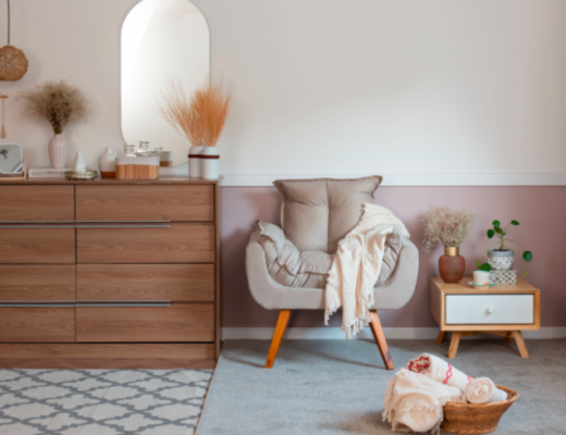 casa estilo boho na decoração com poltrona, flores secas, cômoda, manta e diversos itens decorativos