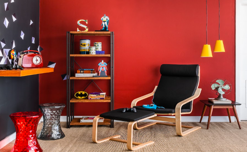 decoração geek sala com poltrona, estante pequena, puffs e diversos itens de decoração