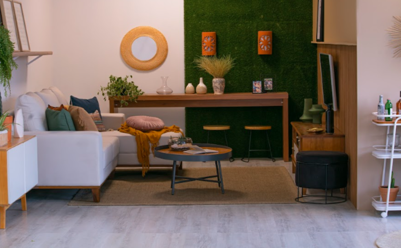decoração minimalista na sala com sofá branco, aparador, puff e mesa de apoio