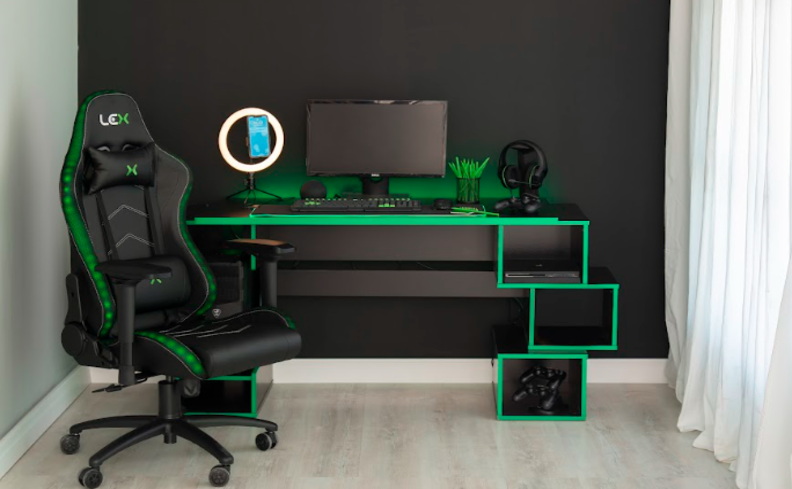 decoração quarto gamer com escrivaninha e cadeira gamer em tons de preto e verde