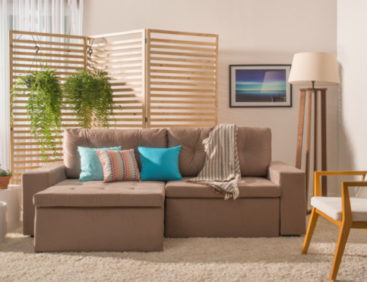 decoração minimalista na sala com sofá, biombo, luminária de chão, almofadas e tapete