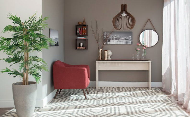 hall decoração minimalista com paleta de cor neutra, poltrona de cor vibrante e espelhos decorativos