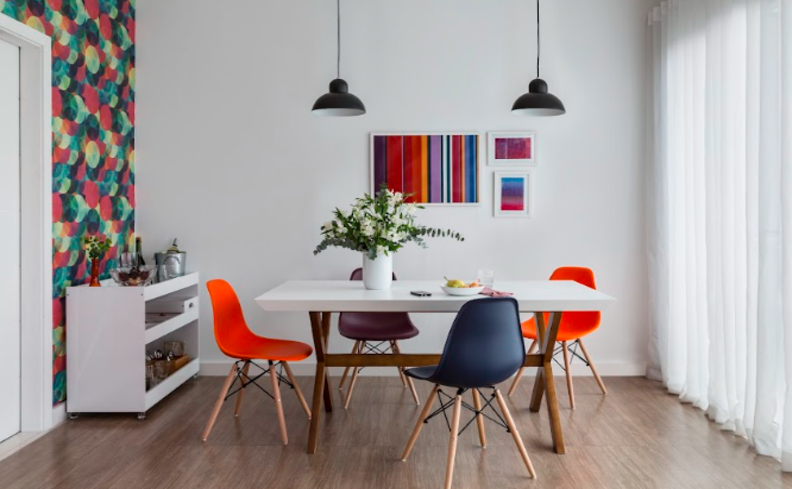 plantas para dar de presente e decorar a sala de jantar, com um vaso na mesa com quatro cadeiras