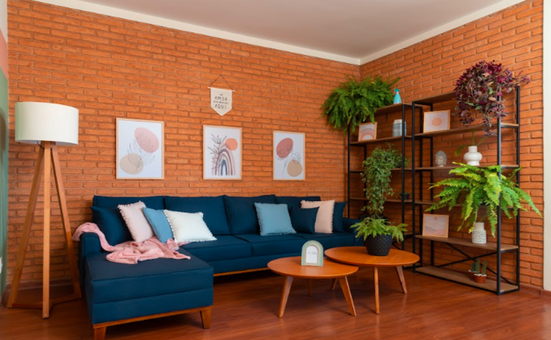 plantas que purificam o ar para colocar na sala de estar, além de sofá, mesa de centro e estante