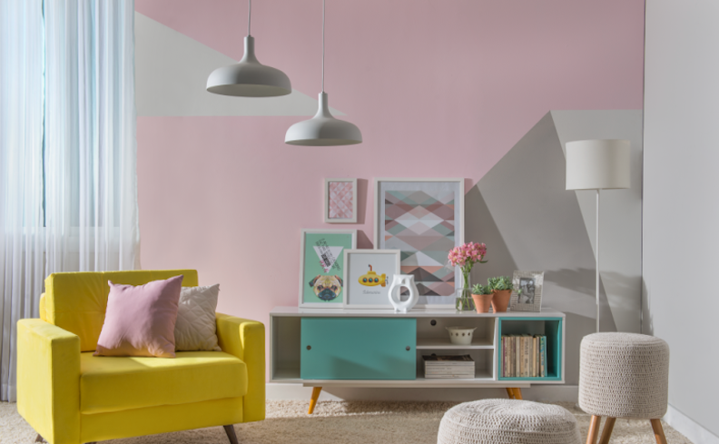 quadros de presente de dia das mães, rack, poltrona confortável e diversos itens decorativos