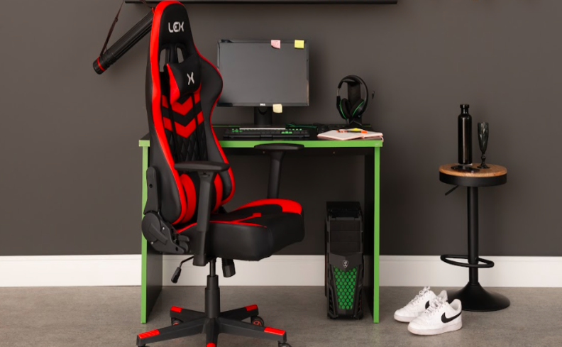 quarto gamer pequeno e simples, apenas com uma escrivaninha e cadeira, além de poucos itens decorativos