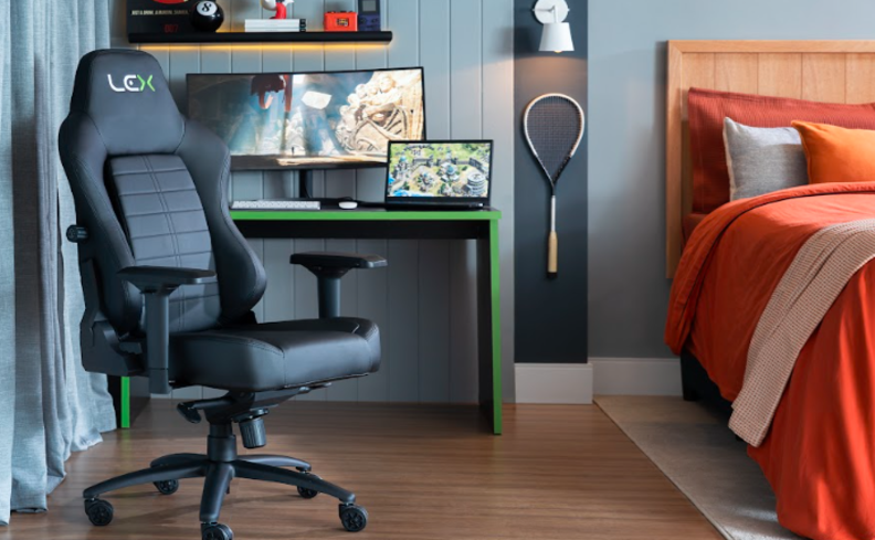 quarto gamer simples com escrivaninha, prateleiras, cadeira, além da cama e os acessórios decorativos