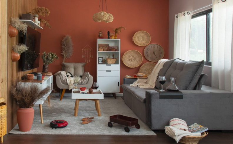 sala de estar boho com sofá, tapete, mesa de centro e flores secas
