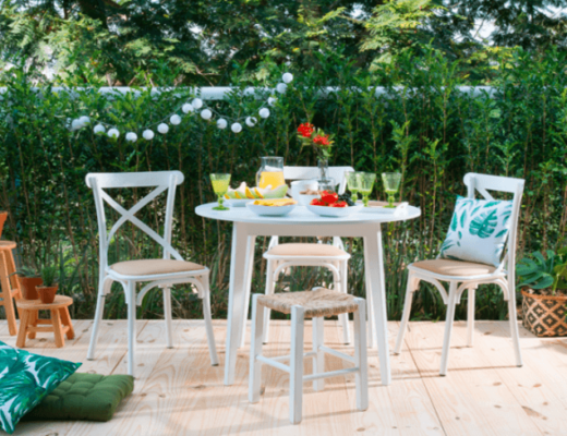 varanda pequena com mesa redonda, duas cadeiras e plantas para complementar a decoração