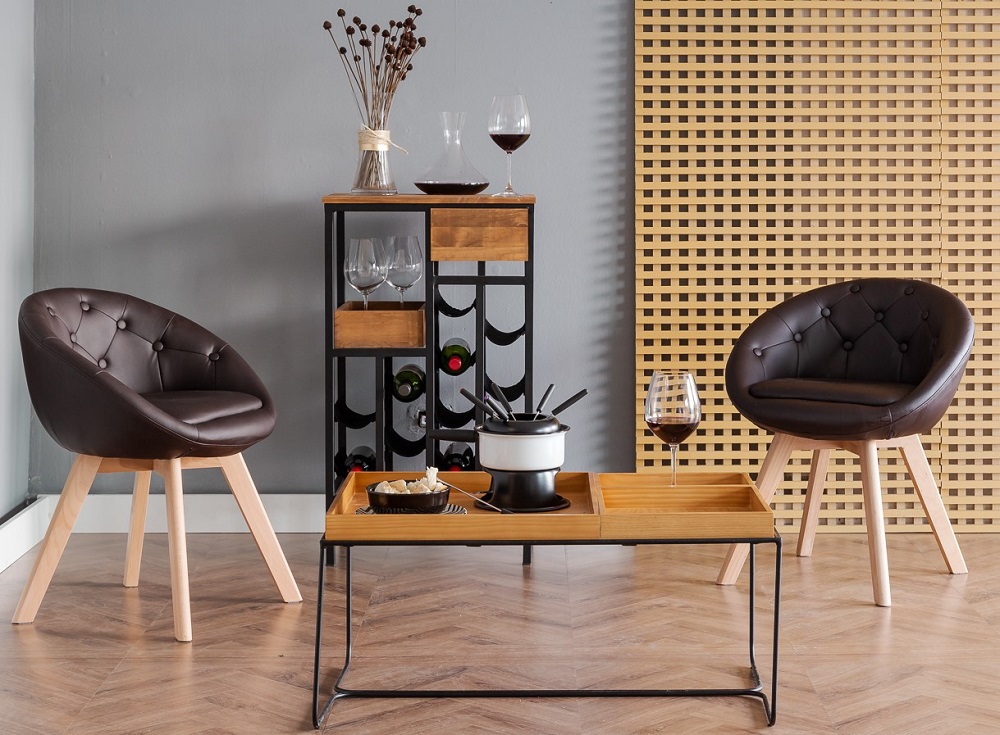Dia dos namorados com fondue na sala de estar com poltronas, taças de vinho e itens decorativos