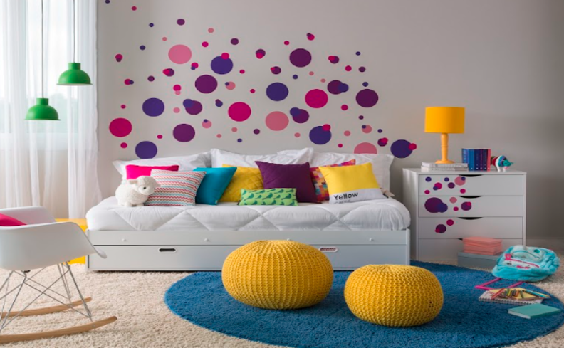 como pintar parede de várias cores no quarto, com parede colorida, cama, puffs e itens decorativos
