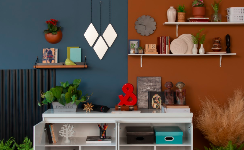 como pintar parede já pintada de duas cores vibrantes em um ambiente de sala de estar