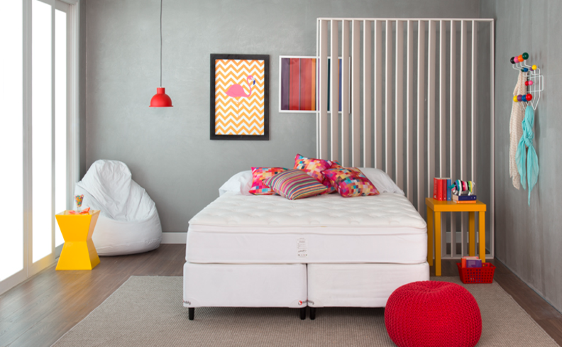 cores para quarto de casal em uma paleta neutra, com pequenos itens e móveis em tonalidades vibrantes para criar contrastes harmoniosos