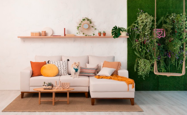 decoração aconchegante na sala de estar com sofá branco, almofadas, mantas e itens decorativos