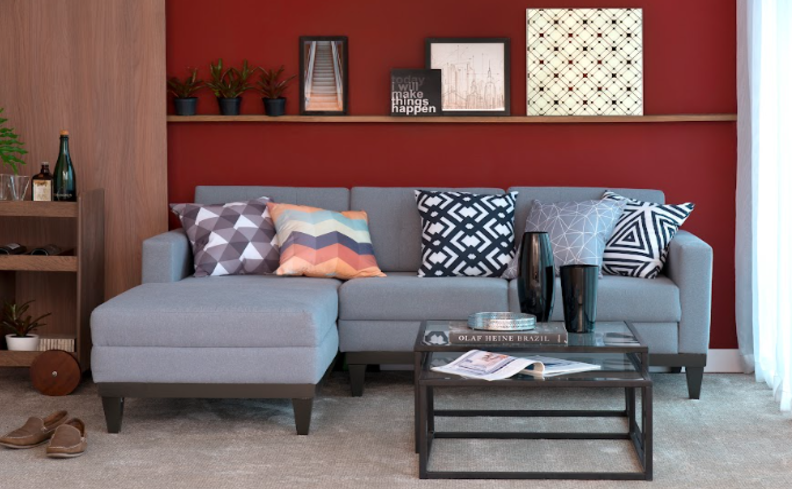 decoração de inverno com diversas almofadas, quadros e cores quentes e frias