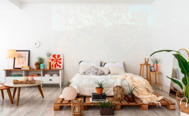 decoração de quarto de casal simples e aconchegante no quarto, com travesseiros, almofadas, edredons e mantas