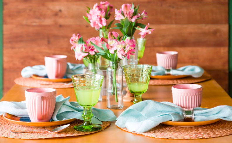 Dia dos Namorados em casa com uma opção de mesa posta para um jantar romântico, com taças, copos, flores, entre outros itens