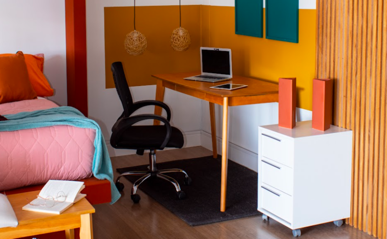 escrivaninha para quarto no canto, com cômoda, cadeira, tapete e cama