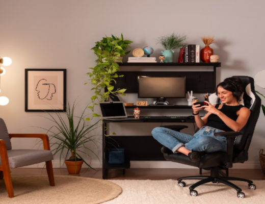escrivaninha para quarto com cadeira confortável, tapete, poltrona e itens decorativos