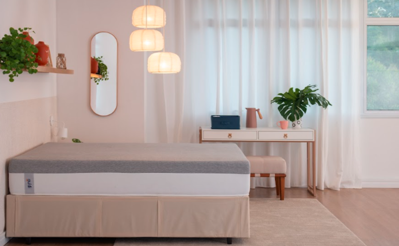 escrivaninha para quarto pequeno com cama, escrivaninha multifuncional, itens decorativos e tapete