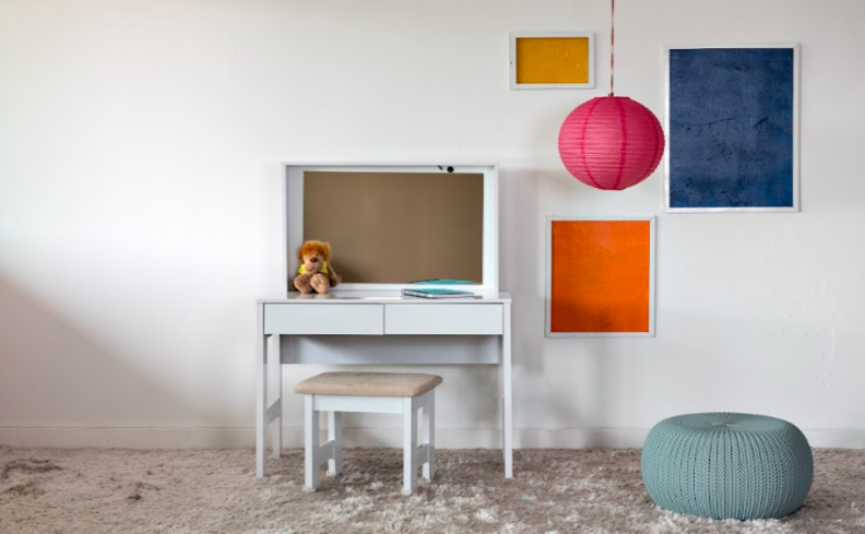 escrivaninha para quarto infantil com banquinho, puff e quadros decorativos