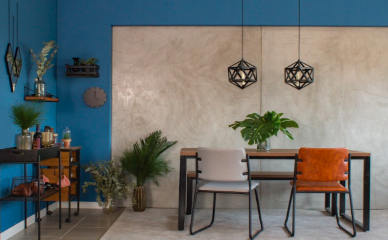 o que passar na parede antes de pintar, em um ambiente de sala de jantar com parede azul e outra cinza