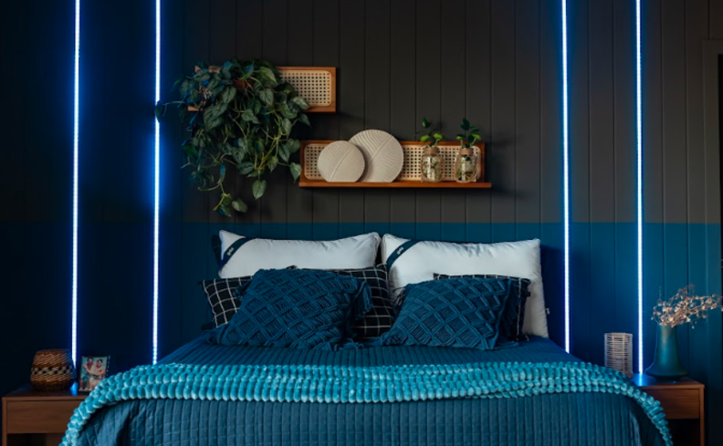 paleta de cores para quarto de casal em tons de azul escuro na parede e na roupa de cama