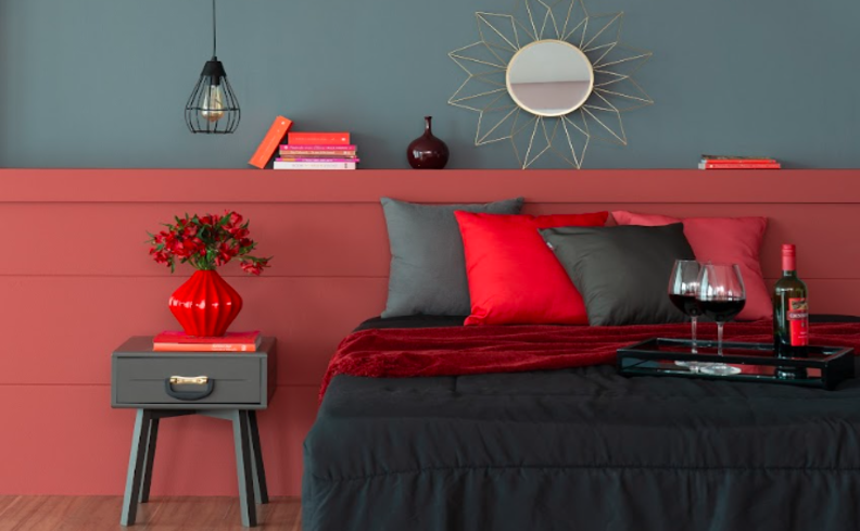 paleta de cores para quarto de casal com tons escuros na parede como azul e rosa e roupa de cama preta