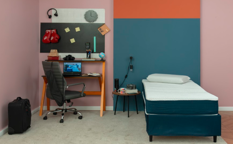 parede pintada com fitas, para deixá-las com duas cores em um quarto de solteiro com cama, escrivaninha e cadeira gamer