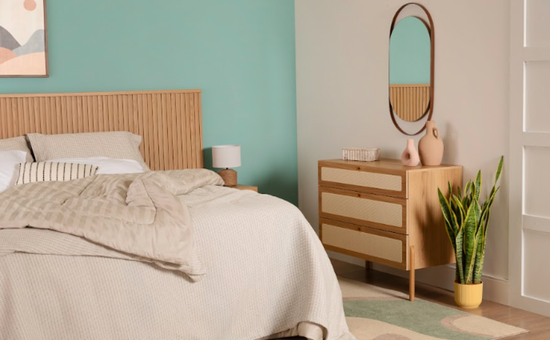tons de azul para cores de quarto em tons neutros e pastel, com móveis em madeira clara e roupa de cama branca