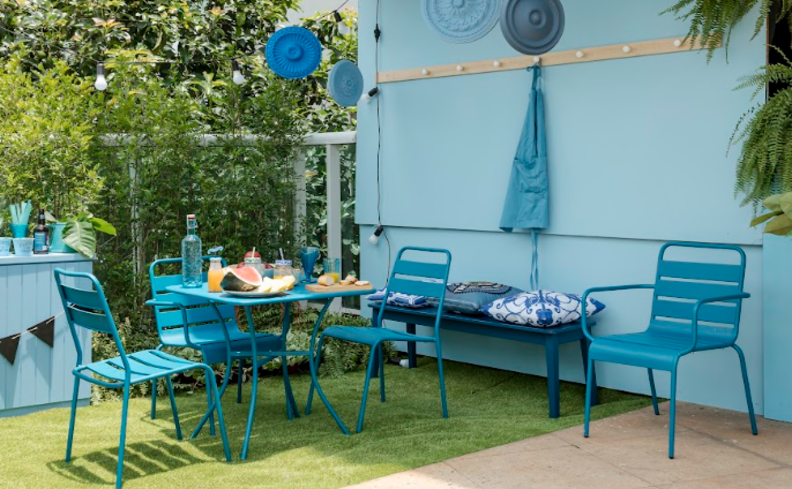 tons de azul para parede externa, além de cadeiras e mesas em azul mais escuro.