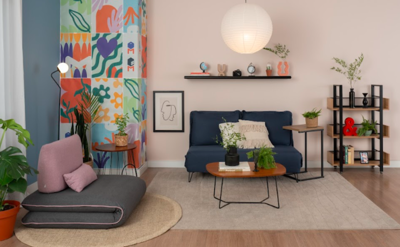 tons de azul para sala com sofá cama azul escuro, mesa de centro e prateleira com itens de decoração.