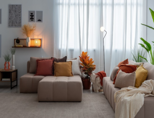 tipos de sofá para sala de estar com modelo modular, com almofadas e manta