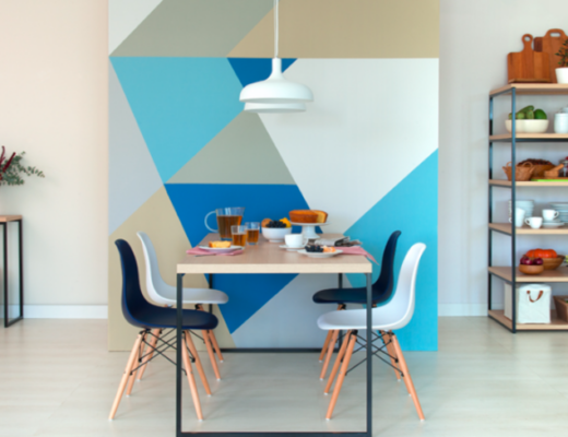 modelos de mesa de jantar com 4 cadeiras, em um espaço com fundo azul e estantes