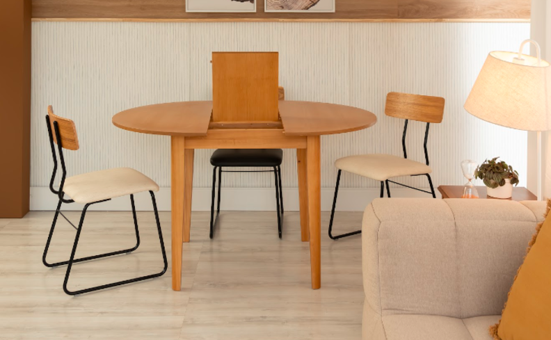 modelos de mesa de jantar extensível de madeira com duas cadeiras.