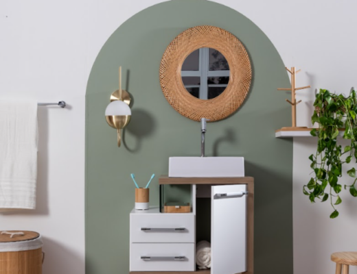 plantas para banheiro na decoração, com samambaia em uma prateleira, além de gabinete, espelho, toalha e outros itens decorativos