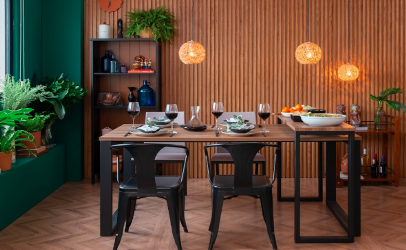 modelos de mesa de jantar retangular para ter na sala de jantar, além de cadeiras e uma estante com itens decorativos.