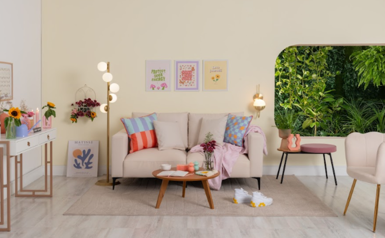sofá fixo na sala de estar com almofadas, luminárias de chão, mesa de centro e quadros decorativos.