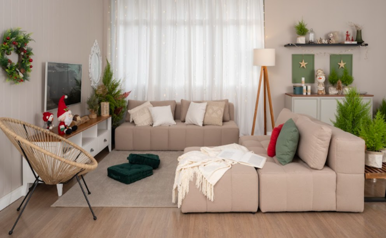 tipos de sofá camas na sala de estar com almofadas, manta, luminária de chão e diversos itens decorativos.