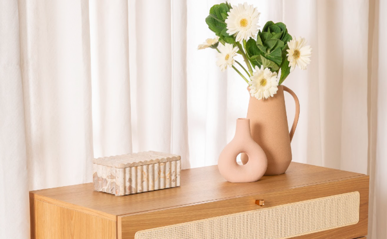 como escolher cortina para sala em um modelo de tecido que seja leve para bloquear a luz parcialmente.