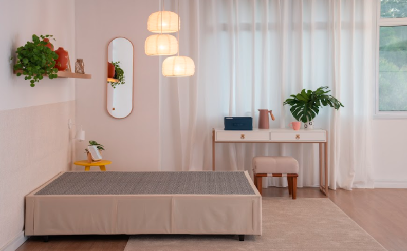 cortinas para quarto, além de base para cama, prateleiras com vasos, escrivaninha e banco.