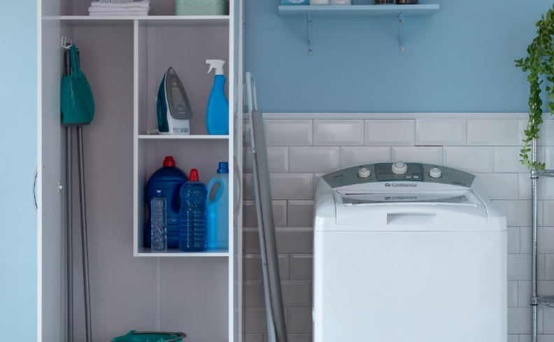 decoração para lavanderia pequena com máquina de lavar, armário vertical com nichos para guardar os produtos de maneira organizada e segmentada.