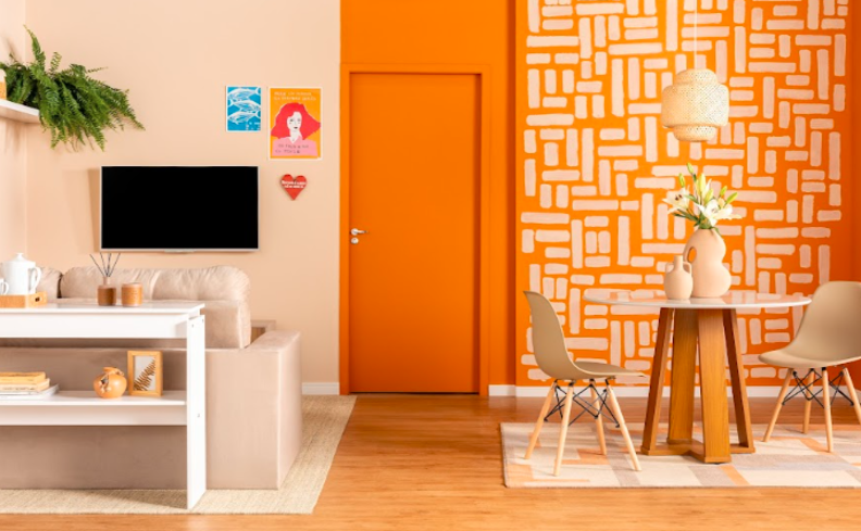 dicas para organizar a casa em uma sala de estar com diversos itens decorativos integrada com a sala de jantar com mesa e duas cadeiras.