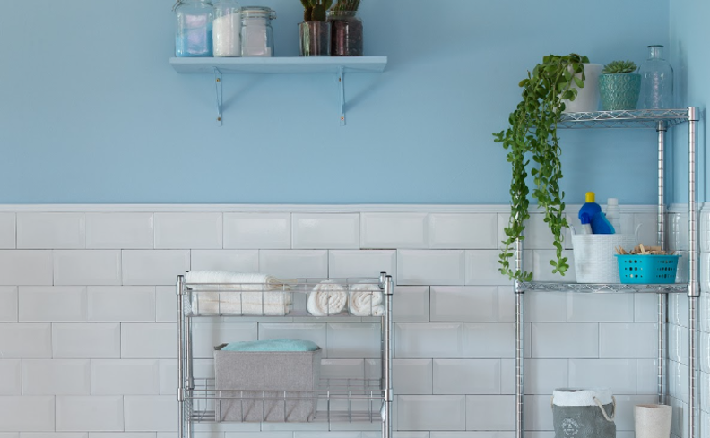 lavanderias pequenas decoradas otimizando o espaço com prateleiras na parede, móveis na vertical e itens de organização para manter tudo em ordem.