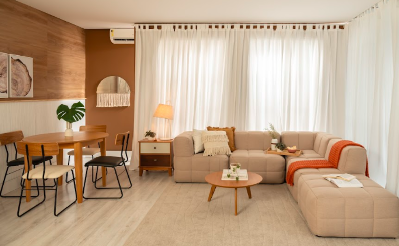 móveis orgânicos para sala de estar com sofá, mesa de centro, mesa de jantar e cadeiras.